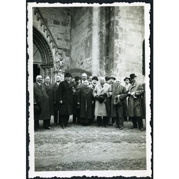 Úri társaság a templomnál, Gyulafehérvár, Erdély, dr Balásy Imre plébános, Dr. Csejthey Jelen Gyula az erdélyi katolikus egyház jogtanácsosa, 1938. szeptember 17., 1930-as évek, Horthy-korszak, Eredeti, hátulján feliratozott fotó, papírkép. 