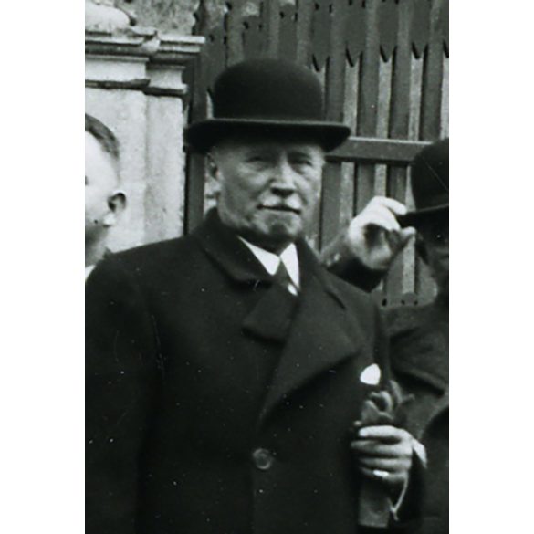 Úri társaság a templomnál, Gyulafehérvár, Erdély, dr Balásy Imre plébános, Dr. Csejthey Jelen Gyula az erdélyi katolikus egyház jogtanácsosa, 1938. szeptember 17., 1930-as évek, Horthy-korszak, Eredeti, hátulján feliratozott fotó, papírkép. 