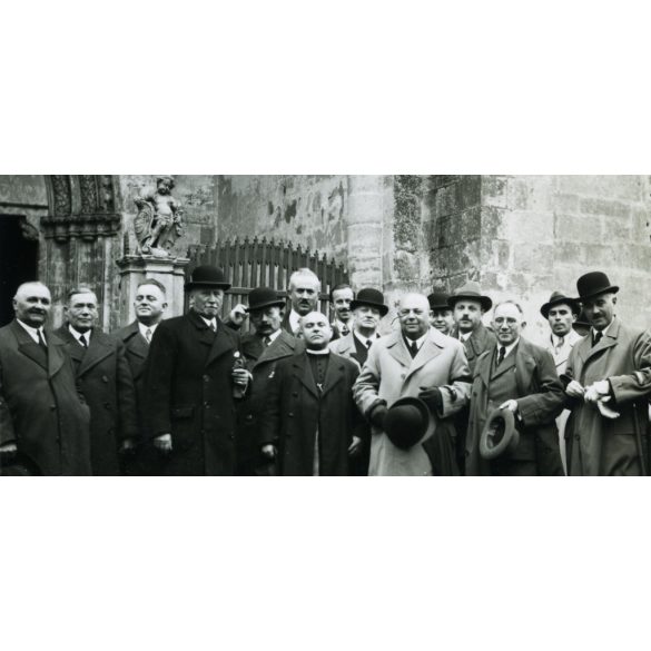 Úri társaság a templomnál, Gyulafehérvár, Erdély, dr Balásy Imre plébános, Dr. Csejthey Jelen Gyula az erdélyi katolikus egyház jogtanácsosa, 1938. szeptember 17., 1930-as évek, Horthy-korszak, Eredeti, hátulján feliratozott fotó, papírkép. 