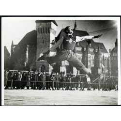   Magyar korcsolyázó bajnok ugrása a városligeti műjégen, Budapest, Vajdahunyad vára, sport,  1930-as évek, Horthy-korszak, Eredeti fotó, papírkép.   