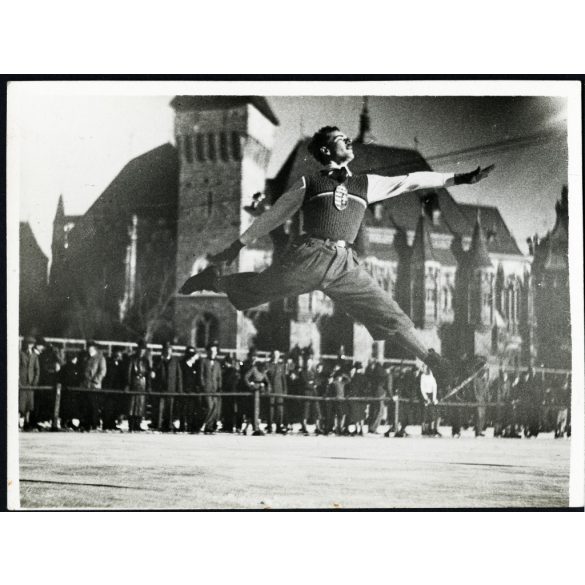 Magyar korcsolyázó bajnok ugrása a városligeti műjégen, Budapest, Vajdahunyad vára, sport,  1930-as évek, Horthy-korszak, Eredeti fotó, papírkép.   