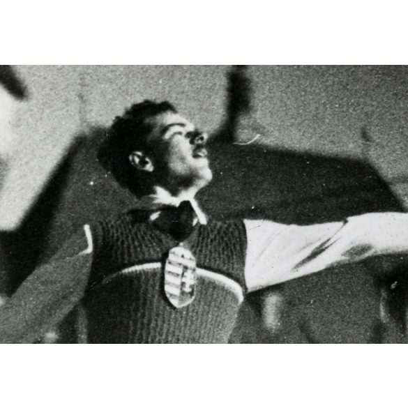 Magyar korcsolyázó bajnok ugrása a városligeti műjégen, Budapest, Vajdahunyad vára, sport,  1930-as évek, Horthy-korszak, Eredeti fotó, papírkép.   