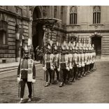 Magyar Film Iroda felvétele, Magyar Királyi Testőrség a budavári királyi palotában, Budapest, díszegyenruha,  1930-as évek, Horthy-korszak, Eredeti képeslap fotó, papírkép. 