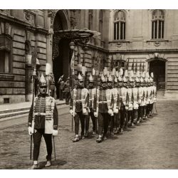  Magyar Film Iroda felvétele, Magyar Királyi Testőrség a budavári királyi palotában, Budapest, díszegyenruha,  1930-as évek, Horthy-korszak, Eredeti képeslap fotó, papírkép. 