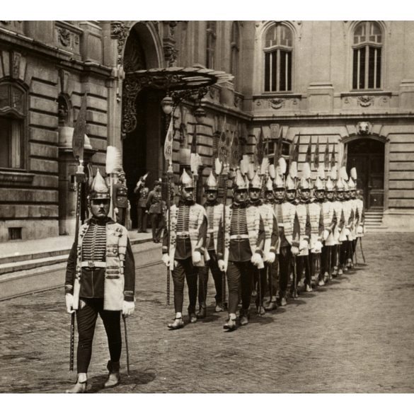Magyar Film Iroda felvétele, Magyar Királyi Testőrség a budavári királyi palotában, Budapest, díszegyenruha,  1930-as évek, Horthy-korszak, Eredeti képeslap fotó, papírkép. 
