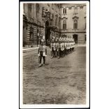 Magyar Film Iroda felvétele, Magyar Királyi Testőrség a budavári királyi palotában, Budapest, díszegyenruha,  1930-as évek, Horthy-korszak, Eredeti képeslap fotó, papírkép. 