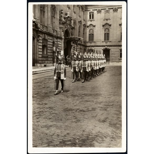 Magyar Film Iroda felvétele, Magyar Királyi Testőrség a budavári királyi palotában, Budapest, díszegyenruha,  1930-as évek, Horthy-korszak, Eredeti képeslap fotó, papírkép. 