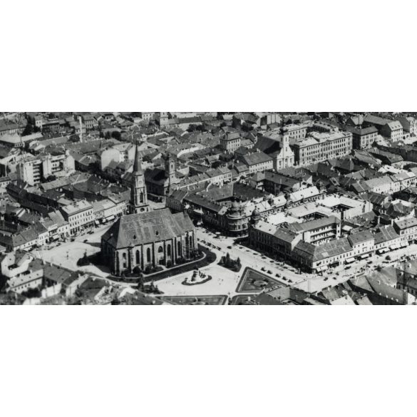 fotofilm felvétele, látkép repülőgépről, Kolozsvár, Erdély, légi felvétel, 2. világháború,  1940-es évek, Horthy-korszak, Eredeti képeslap fotó, papírkép, oldala sérült.   