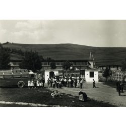   „Szabadság! A fürdő a dolgozóké!” Bükkszék-fürdő, Ikarus autóbusz, Rákosi plakát, nyaralás, strand, helytörténet,  1950-es évek, kommunizmus, Eredeti képeslap fotó, papírkép.  