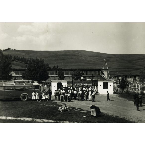 „Szabadság! A fürdő a dolgozóké!” Bükkszék-fürdő, Ikarus autóbusz, Rákosi plakát, nyaralás, strand, helytörténet,  1950-es évek, kommunizmus, Eredeti képeslap fotó, papírkép.  