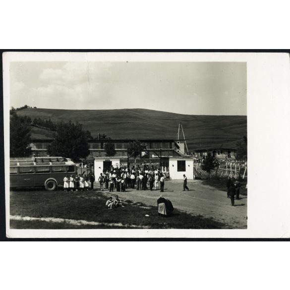 „Szabadság! A fürdő a dolgozóké!” Bükkszék-fürdő, Ikarus autóbusz, Rákosi plakát, nyaralás, strand, helytörténet,  1950-es évek, kommunizmus, Eredeti képeslap fotó, papírkép.  