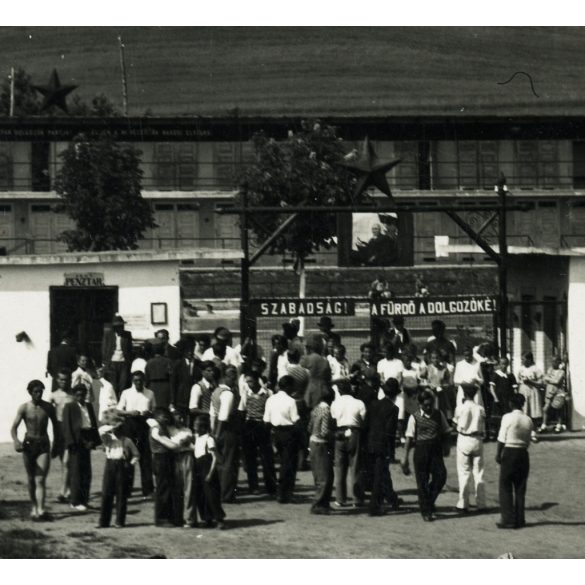 „Szabadság! A fürdő a dolgozóké!” Bükkszék-fürdő, Ikarus autóbusz, Rákosi plakát, nyaralás, strand, helytörténet,  1950-es évek, kommunizmus, Eredeti képeslap fotó, papírkép.  