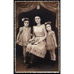   Vidovits műterem, Kunhegyes, elegáns nő, anyuka lányaival, gyerek, 1930-as évek, Horthy-korszak, Eredeti fotó, pecséttel jelzett, hátulján feliratozott  papírkép. 