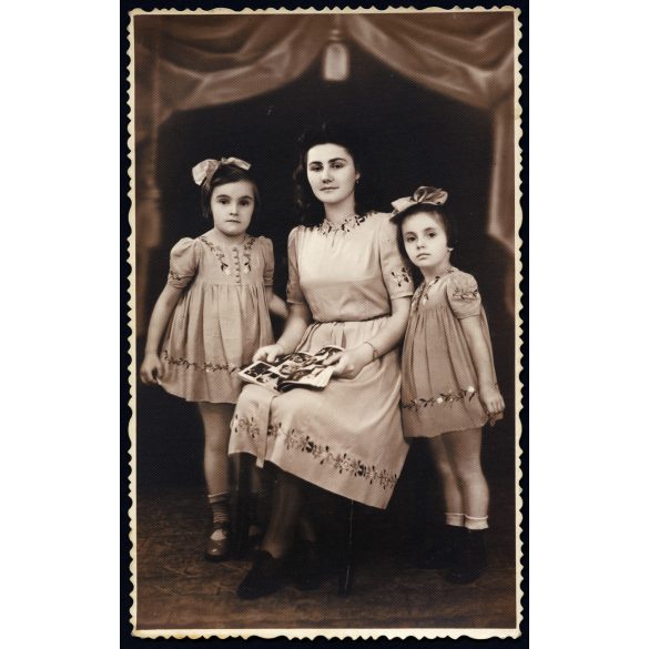 Vidovits műterem, Kunhegyes, elegáns nő, anyuka lányaival, gyerek, 1930-as évek, Horthy-korszak, Eredeti fotó, pecséttel jelzett, hátulján feliratozott  papírkép. 