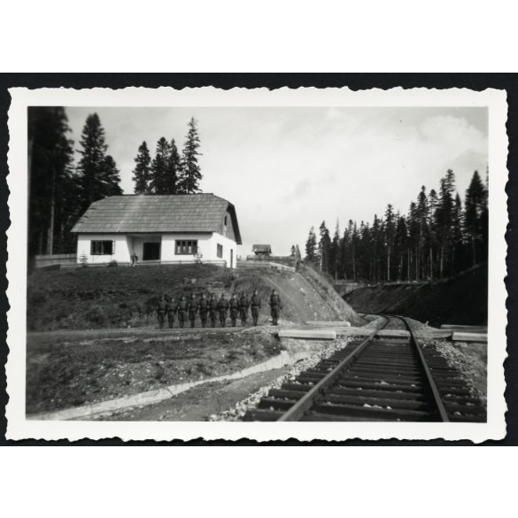 Borgó vasút, Erdély, 2. sz. őrség háza,  magyar katonák egyenruhában, közlekedés, 2. világháború, helytörténet, 1940. szeptember 23, , 1940-es évek, Horthy-korszak, Eredeti fotó, hátulján feliratozott papírkép.  