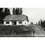Borgó vasút, Erdély, 2. sz. őrség háza,  magyar katonák egyenruhában, közlekedés, 2. világháború, helytörténet, 1940. szeptember 23, , 1940-es évek, Horthy-korszak, Eredeti fotó, hátulján feliratozott papírkép.  