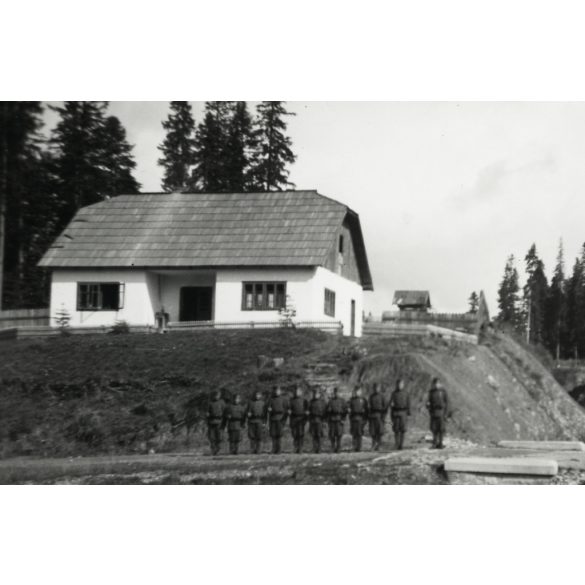 Borgó vasút, Erdély, 2. sz. őrség háza,  magyar katonák egyenruhában, közlekedés, 2. világháború, helytörténet, 1940. szeptember 23, , 1940-es évek, Horthy-korszak, Eredeti fotó, hátulján feliratozott papírkép.  