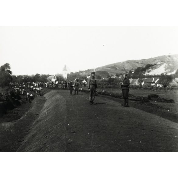 Épül a vasút, Nagyida (Veľká Ida), Felvidék, közlekedés, 2. világháború, helytörténet, 1940. október 10, , 1940-es évek, Horthy-korszak, Eredeti fotó, hátulján feliratozott papírkép.  