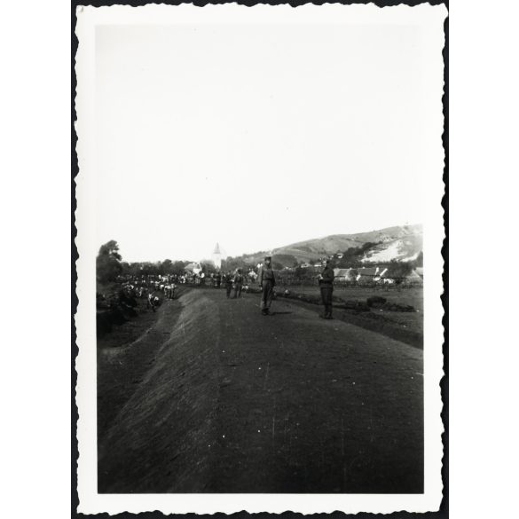 Épül a vasút, Nagyida (Veľká Ida), Felvidék, közlekedés, 2. világháború, helytörténet, 1940. október 10, , 1940-es évek, Horthy-korszak, Eredeti fotó, hátulján feliratozott papírkép.  