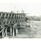 Ideiglenes vasúti híd építése, magyar katonák, közlekedés, utász, 2. világháború, , 1940-es évek, Horthy-korszak, Eredeti fotó, papírkép.   