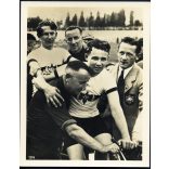 A német kerékpáros csapat az olimpián, Berlin, Németország, náci jelvény, horogkereszt, sport, Albert Richter, , 1936., 1930-as évek, Horthy-korszak, Eredeti fotó, papírkép, gyűjteményes darab.   