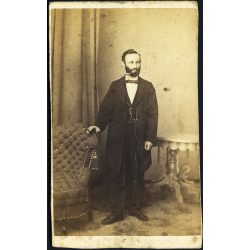   Mayer György fényképíró műterme, Pest elegáns szakállas portréja, szivar, monarchia, 1860-as évek, Eredeti CDV, vizitkártya fotó, oldala, alja vágott.   
