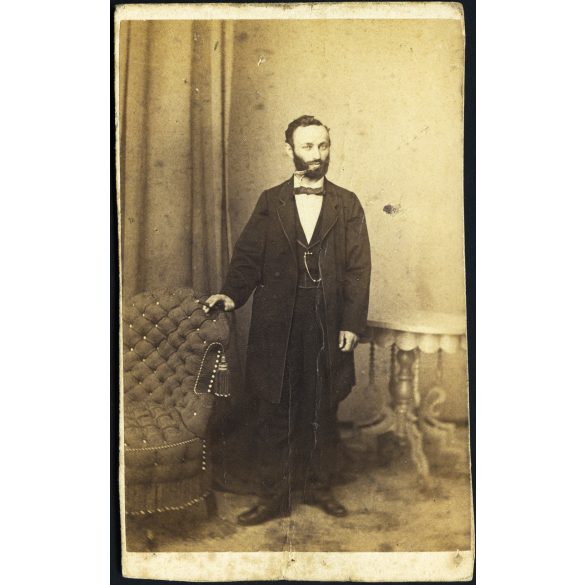 Mayer György fényképíró műterme, Pest elegáns szakállas portréja, szivar, monarchia, 1860-as évek, Eredeti CDV, vizitkártya fotó, oldala, alja vágott.   