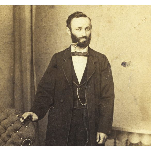 Mayer György fényképíró műterme, Pest elegáns szakállas portréja, szivar, monarchia, 1860-as évek, Eredeti CDV, vizitkártya fotó, oldala, alja vágott.   