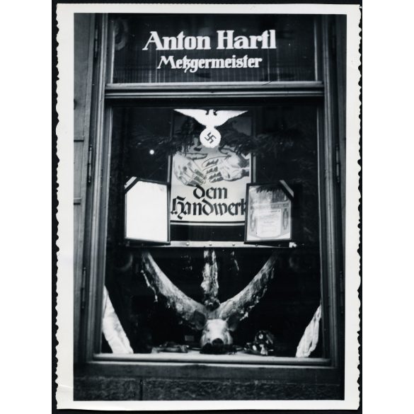 Anton Hartl mészáros, hentes  üzlete, kirakata, Németország, náci propaganda, horogkereszt, politikai plakát, 2. világháború, 1940-es évek, Horthy korszak, Eredeti fotó, papírkép, hátulja sérült. 