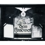 Anton Hartl mészáros, hentes  üzlete, kirakata, Németország, náci propaganda, horogkereszt, politikai plakát, 2. világháború, 1940-es évek, Horthy korszak, Eredeti fotó, papírkép, hátulja sérült. 