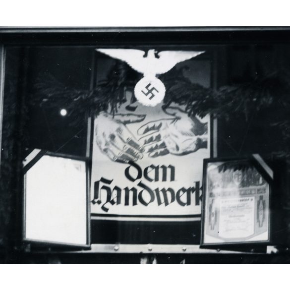 Anton Hartl mészáros, hentes  üzlete, kirakata, Németország, náci propaganda, horogkereszt, politikai plakát, 2. világháború, 1940-es évek, Horthy korszak, Eredeti fotó, papírkép, hátulja sérült. 