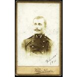 Vásas Sándor műterme, Érsekújvár (?) Felvidék, bajuszos katona egyenruhában, tüzér, monarchia, 1890-as évek, Eredeti CDV, vizitkártya fotó, ritka műterem.  