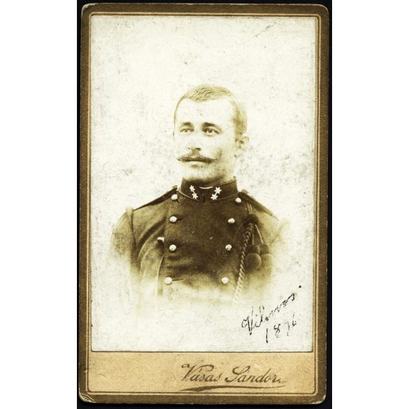 Vásas Sándor műterme, Érsekújvár (?) Felvidék, bajuszos katona egyenruhában, tüzér, monarchia, 1890-as évek, Eredeti CDV, vizitkártya fotó, ritka műterem.  