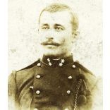Vásas Sándor műterme, Érsekújvár (?) Felvidék, bajuszos katona egyenruhában, tüzér, monarchia, 1890-as évek, Eredeti CDV, vizitkártya fotó, ritka műterem.  