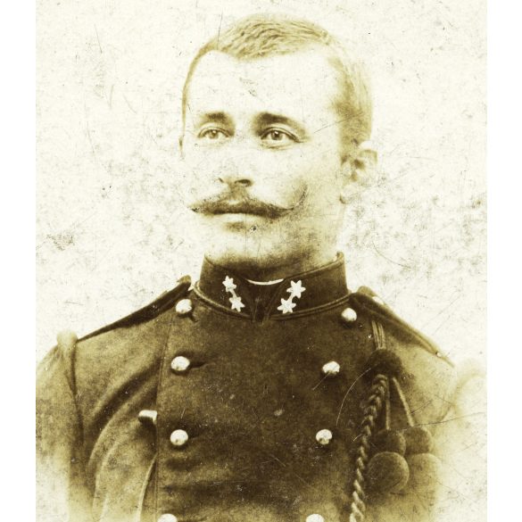 Vásas Sándor műterme, Érsekújvár (?) Felvidék, bajuszos katona egyenruhában, tüzér, monarchia, 1890-as évek, Eredeti CDV, vizitkártya fotó, ritka műterem.  