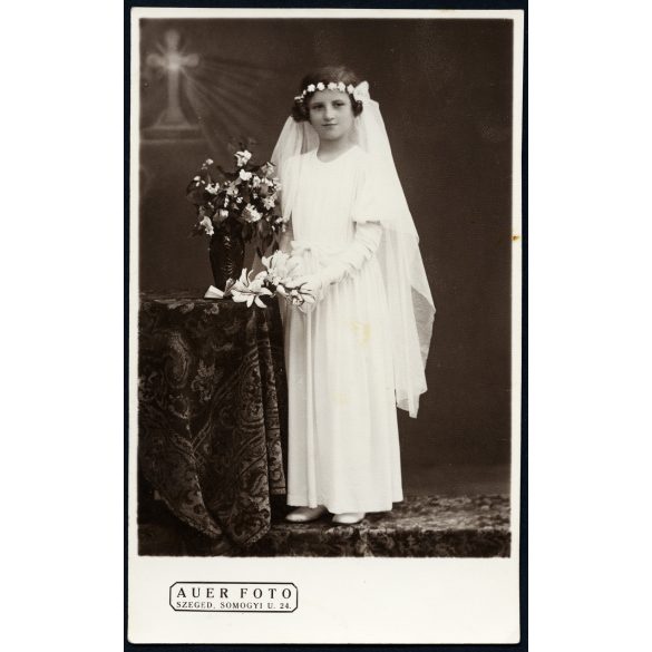 Auer Foto műterem, Szeged, elsőáldozó lány gyönyörű ruhában, egyház, vallás, különös háttér, virág, ünnep, 1930-as évek, Horthy-korszak, Eredeti fotó, papírkép.  