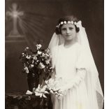 Auer Foto műterem, Szeged, elsőáldozó lány gyönyörű ruhában, egyház, vallás, különös háttér, virág, ünnep, 1930-as évek, Horthy-korszak, Eredeti fotó, papírkép.  