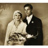 Balogh István fényképész műterme, Martonvásár, esküvő, menyasszony, vőlegény, , különös háttér, virág, ünnep, 1934, 1930-as évek, Horthy-korszak, Eredeti fotó, hátulján feliratozott, pecséttel jelzett papírkép törésnyommal.