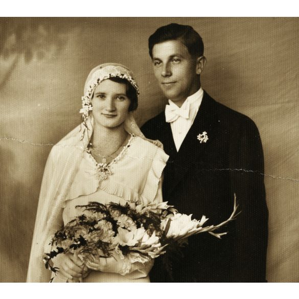 Balogh István fényképész műterme, Martonvásár, esküvő, menyasszony, vőlegény, , különös háttér, virág, ünnep, 1934, 1930-as évek, Horthy-korszak, Eredeti fotó, hátulján feliratozott, pecséttel jelzett papírkép törésnyommal.