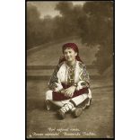 Lány román népviseletben, Arad (Erdély), ékszer, bocskor, 1920-as évek, Horthy-korszak, Eredeti feliratozott, kézzel színezett képeslap fotó, papírkép.   