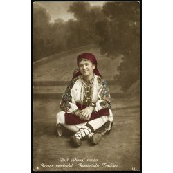   Lány román népviseletben, Arad (Erdély), ékszer, bocskor, 1920-as évek, Horthy-korszak, Eredeti feliratozott, kézzel színezett képeslap fotó, papírkép.   