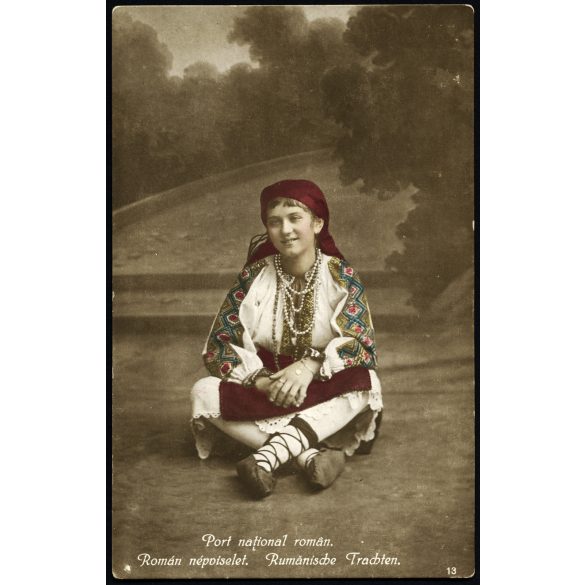 Lány román népviseletben, Arad (Erdély), ékszer, bocskor, 1920-as évek, Horthy-korszak, Eredeti feliratozott, kézzel színezett képeslap fotó, papírkép.   
