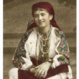 Lány román népviseletben, Arad (Erdély), ékszer, bocskor, 1920-as évek, Horthy-korszak, Eredeti feliratozott, kézzel színezett képeslap fotó, papírkép.   