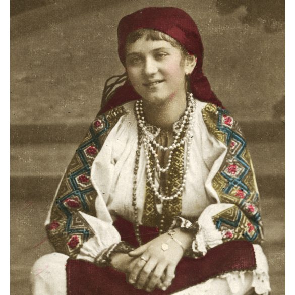 Lány román népviseletben, Arad (Erdély), ékszer, bocskor, 1920-as évek, Horthy-korszak, Eredeti feliratozott, kézzel színezett képeslap fotó, papírkép.   