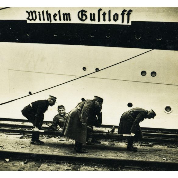 Hugo Jäger fotója, Lengyelország, Wilhelm Gustloff német óceánjáró, kórházhajó, német katonák náci egyenruhában, sebesült, 2. világháború, 1939, 1930-as évek, Horthy-korszak, Eredeti fotó, hátulján feliratozott papírkép.