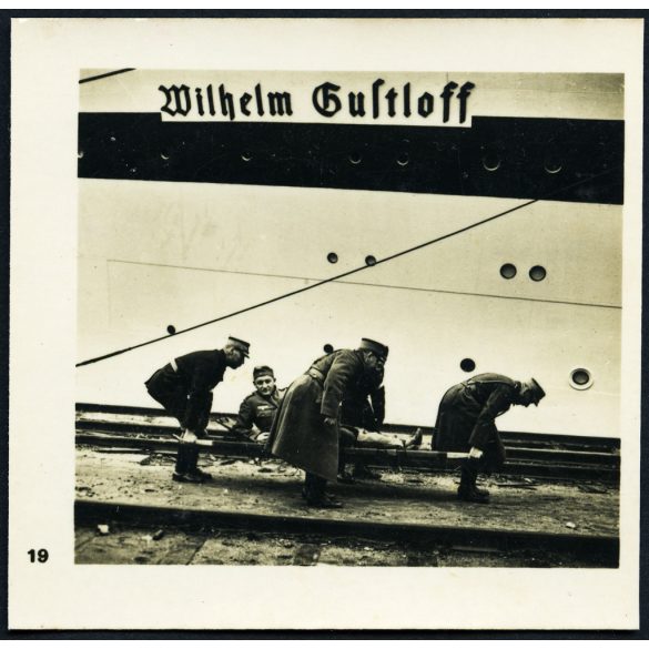 Hugo Jäger fotója, Lengyelország, Wilhelm Gustloff német óceánjáró, kórházhajó, német katonák náci egyenruhában, sebesült, 2. világháború, 1939, 1930-as évek, Horthy-korszak, Eredeti fotó, hátulján feliratozott papírkép.