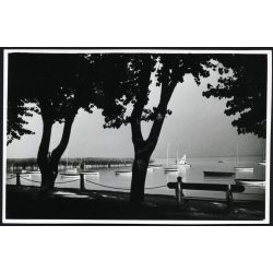   Nagyobb méret, Parti sétány, Balatonfüred, vitorlás hajó, strand, Balaton, 1930-as évek, Horthy-korszak, Eredeti fotó, hátulján feliratozott papírkép.  
