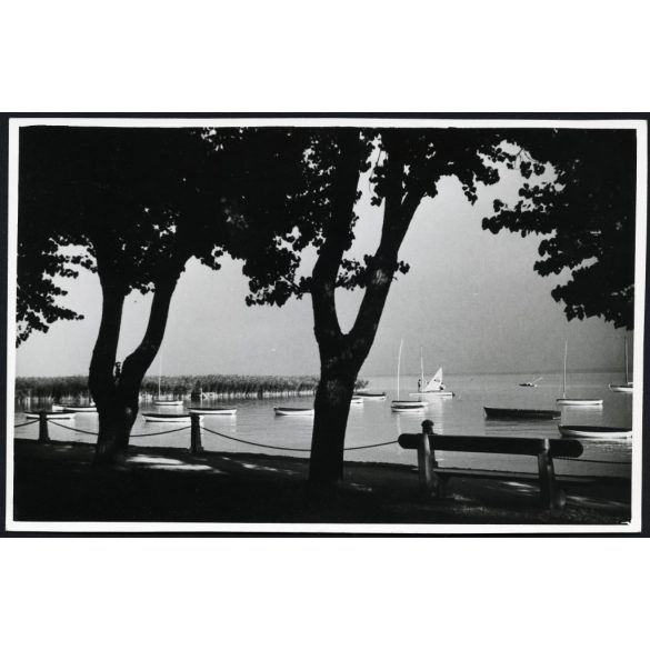 Nagyobb méret, Parti sétány, Balatonfüred, vitorlás hajó, strand, Balaton, 1930-as évek, Horthy-korszak, Eredeti fotó, hátulján feliratozott papírkép.  