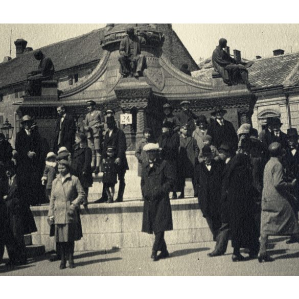 Nagyobb méret, Zsolnay Vilmos szobra, Pécs, utcakép, Baranya megye, , 1930-as évek, Horthy-korszak, Eredeti fotó, papírkép. 