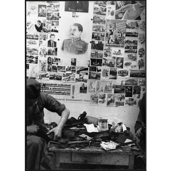 Nagyobb méret, Cipészműhely kommunista propaganda plakátokkal, Sztálin, Rákosi, ki a hazaáruló svábokkal…, munkás, foglalkozás, 1940-es évek, kommunizmus, Eredeti fotó, papírkép.   